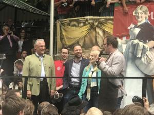 Ausschnitt der Erlanger Bergkirchweih 2018. Neu OB Dr. Thomas Nitzsche und Erlanger OB Dr. Florian Janik kurz vor dem Anstich des ersten Bierfasses der Saison