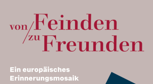 Der Schriftzug des europäischen Erinnerungsmosaik "Von Feinden zu Freunden". Rote und weiße Schirft vor grauem Hintergrund