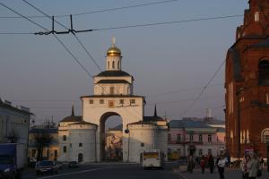 Das berühmte Goldene Tor in Wladimir war früher Haupteingang zur Stadt. Seine goldene Kuppel glänzt in der untergehenden Sonne. Gestützt wird das Tor heute von Türmen und Wällen