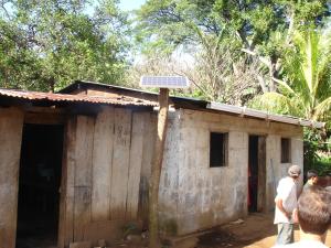 Eine der Photovoltaikanlagen vor einer Hütte in San Marcos. Diese "solar home systems" versorgen ländliche Familien für einen kleinen Obulus mit Strom