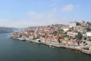 Blick auf Porto mit Fluss und Häuser am Fluss dicht bebaut