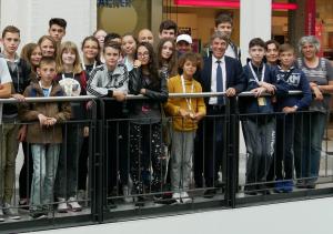 Gruppenfoto der Lugojer Schüler mit dem Alt-OB Dr. Albrecht Schröter in der Goethe-Galerie Jena