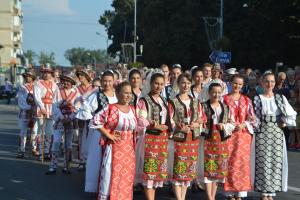 Mädchen und Jungen aufgereiht, in traditionellen Trachten auf dem Stadt-und Kirchweihfest "Ruga" in Lugoj