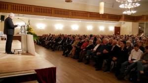 Festakt im barocken Redoutensaal in Erlangen. Festredner Roland Jahn (linke Seite) sprich vor einem großen Publikum