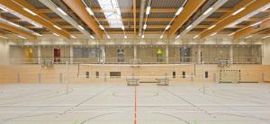 Die Drei-Feld-Halle in dem SBSZ Göschwitz war Teil des EEA-Projektes in Jena 2011. Zu sehen sind Volleyballfelder, Tischtennisplatten und Basketballkörbe in einer modernen Sporthalle