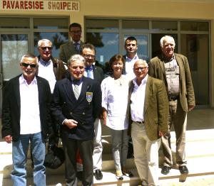 Zu sehen sind Vetreter der Delegation des Lions Club 2013 vor dem Berufsschulzentrum in Kamza