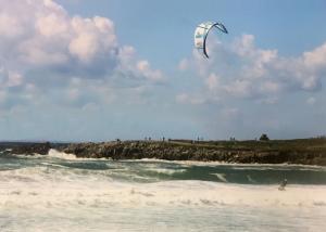 Der Pointe de la Torche in Plomeur. Der Ort ist ein Paradies für Wanderer und Wassersportler (Kite-Surfer rechts im Bild)