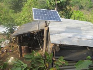 Eine der Photovoltaikanlagen vor einer Hütte in San Marcos. Diese "solar home systems" versorgen ländliche Familien für einen kleinen Obulus mit Strom