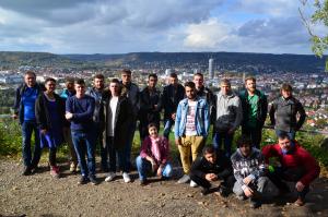 Ungarische Installateure arbeiten in Jenaer Firmen. Hier ein Gruppenfoto mit der Stadt Jena im Hintergrund