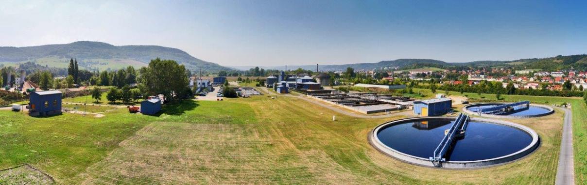 Ein Panoramabild der Zentralkläranlage in Jena-Zwätzen, die seit 2014 energieautark arbeitet