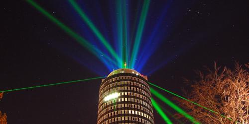 Der Jentower erstrahlt dank einer Lasershow den nächtlichen Sternenhimmel über der Saalestadt