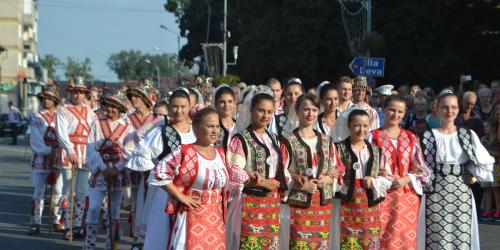 Mädchen und Jungen aufgereiht, in traditionellen Trachten auf dem Stadt-und Kirchweihfest "Ruga" in Lugoj