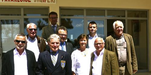 Zu sehen sind Vetreter der Delegation des Lions Club 2013 vor dem Berufsschulzentrum in Kamza