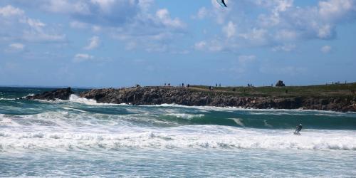 Der Pointe de la Torche in Plomeur ist ein beliebter Spot für Wassersportler und Wanderer