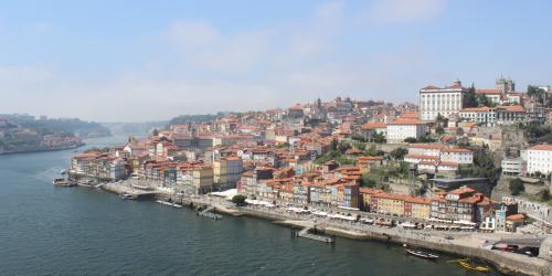 Blick auf Porto mit Fluss und Häuser am Fluss dicht bebaut