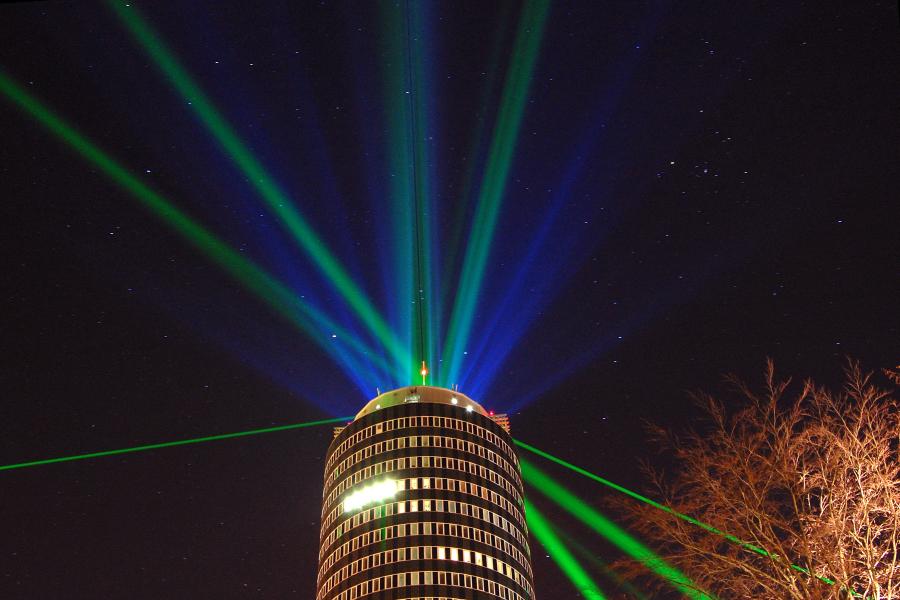 Der Jentower erstrahlt dank einer Lasershow den nächtlichen Sternenhimmel über der Saalestadt